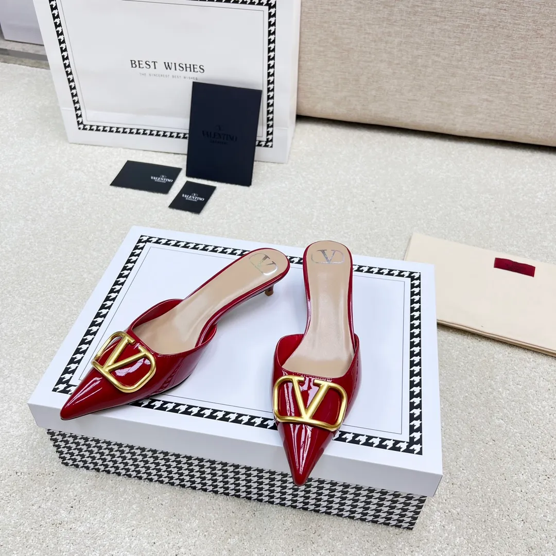 👟👟Ex-factory price 500👟👟 VALENTINO latest V Logo buckle back empty slippers 🔥🔥🔥 🕳️🕳️🕳️ Exclusive original 1-1 development, no goods without the original 〰 ɪɴѓᴏʀᴍᴀᴛɪᴏɴ 〰 Buckle: V-LoGo leather buckle Material: Imported patent leather Lining: full-grain sheepskin Outsole: Italian through-dyed cowhide Midsole: Italian original craft material Process: computer stitching, machine shaping Heel height: 4.0/8cm Made in Italy 🇮🇹 Ready-made code: 35 36 37 38 39 Ready-made custom code: 34 40 41 Delivery period 1-3 days Not retreating